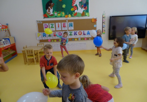 dzieci bawią się balonami